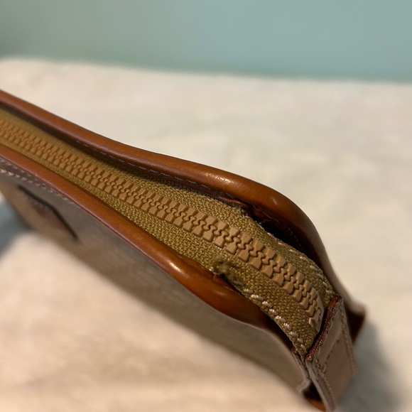 CELINE Clutch in Beige Canvas. Authentic and pre-owned. - Picture 9 of 14